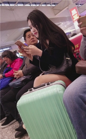 听歌的黑衣丰腴妹子