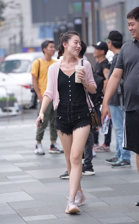 热裤美女