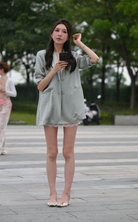 抓拍等车的美腿小姐姐 [18P]