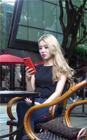 牛仔裤黄发美女