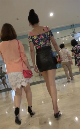 高腰包屯皮裙美眉
