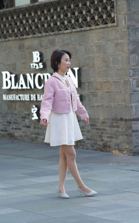 搭讪白裙高跟短发女 [20P]