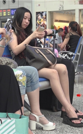 玩手机的美腿女孩