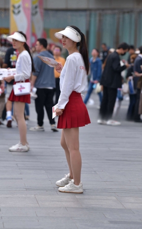 抓拍发传单的红色短裙MM [23P]