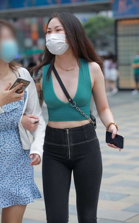 J91不爱穿胸罩的性感紧身裤小妹