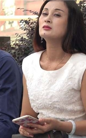 4k-极品鱼嘴高跟鞋丝袜美足美女玩挑鞋