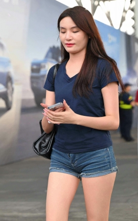 2561-68-63√紧致热裤美臀拖鞋街头素人-拉链开了呢 10P