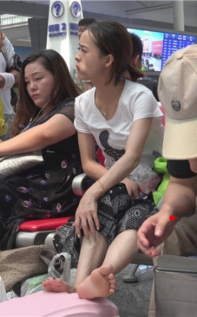 带孩子的美腿美妇