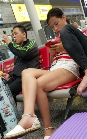 4k超清，低头玩手机的苗条细腿美眉
