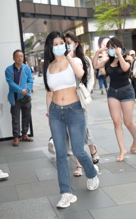露着小蛮腰的紧牛美眉 [23P]