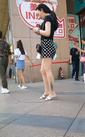 美女站着累了就蹲下