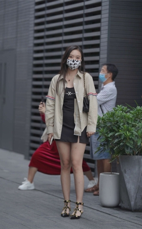 精致黑色掉吊带裙