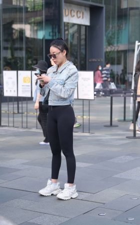 街拍黑色紧身裤美眉 [23P]