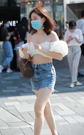 牛仔包臀裙美眉 [18P]