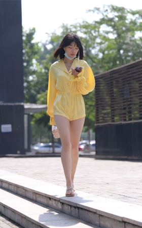 一始街拍作品 遛狗女孩