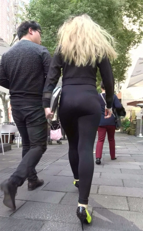 极品肉臀黑色弹力裤街拍高跟美女