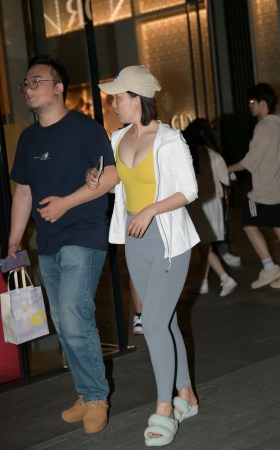 戴鸭舌帽的紧身瑜伽裤女盆友 [17P]