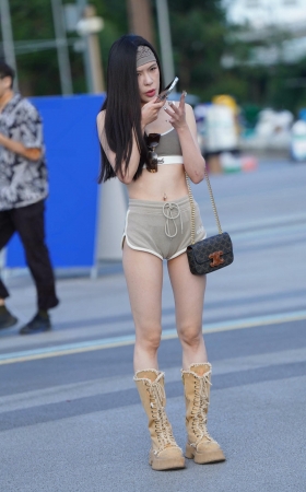 抓拍清凉热裤美腿小姐姐 [19P]