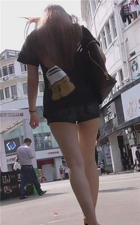 街拍抽烟的性感长腿热裤美女姐姐 [533 MB]