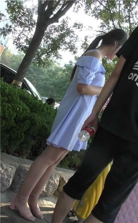 4K-等公交的极品小清新甜美街拍肉丝美足美女