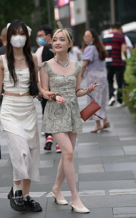 街拍白皙美腿美眉 [21P]