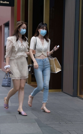 街拍蓝牛美女跟闺蜜 [22P]