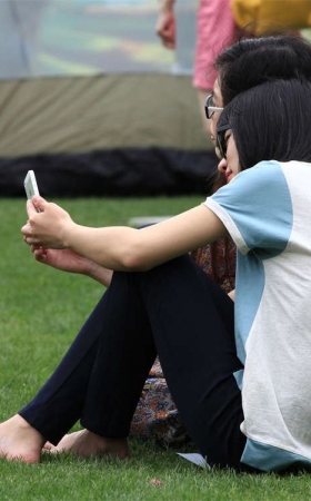 No1251 眼镜少女无瑕素足，趾长白净，已颇有几分诱H的感觉