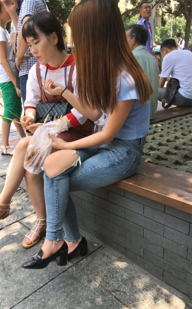 吃烤串的美女