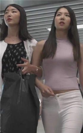 街拍圆润美臀的紧身白裤美眉 [425 MB]