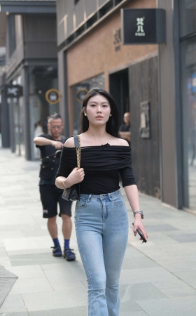 街拍露肩装大长腿牛仔美女 [25P]