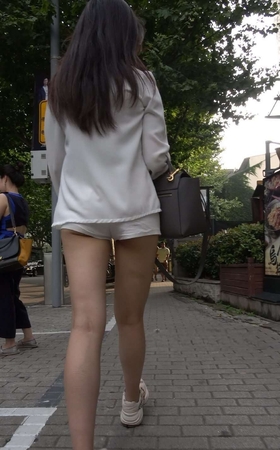 4K – 白短热裤街拍美腿小姐姐 [1.79 GB/MP4]