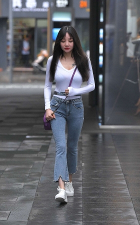 这妹子好像有心事 [14P]