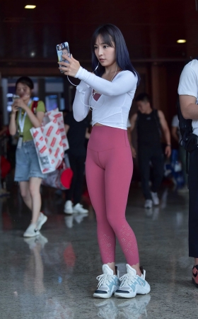 玩直播的甜美小姐姐  回头率真高 [22P]