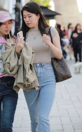 浅蓝牛仔裤美眉 [21P]