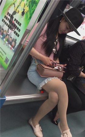 地铁里戴帽子的肉丝小姐姐