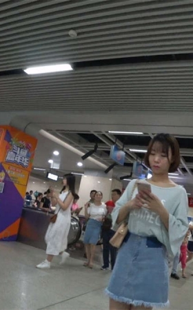 地铁跟拍蓝色牛仔短裙年轻美眉