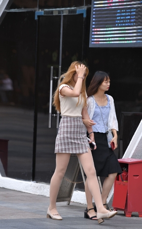 格子短裙丝袜美女