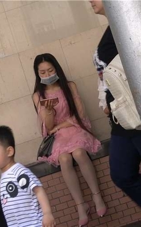 4k-粉裙高跟丝袜街拍美女