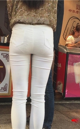 长发白裤美女