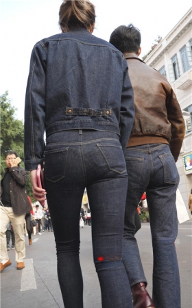牛仔装紧身小姐姐