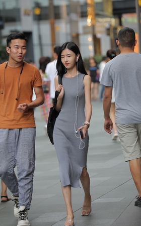 秀气的修身长裙长发美女