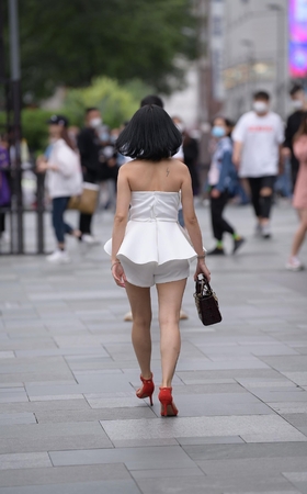 性感抹胸短发少妇