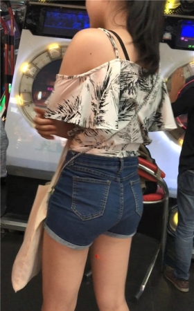牛仔热裤妹子