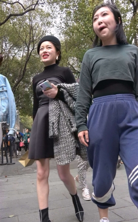 一身打扮都是黑色的美腿姑娘