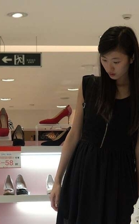 4K – 标准美女姐姐挑鞋相当认真 [739 MB/MP4]