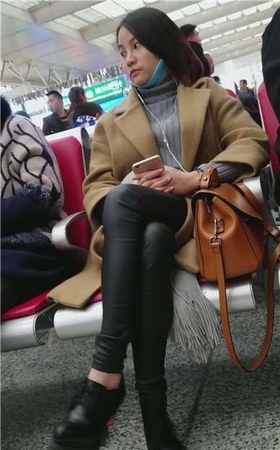 4k-高铁站候车室内拍摄紧身皮裤美女听歌发呆。