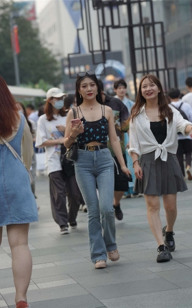 简单喇叭牛仔裤