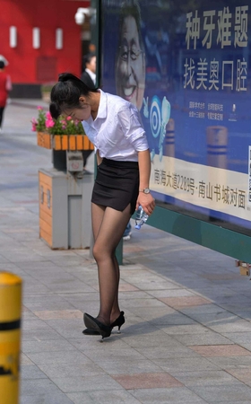 黑丝打工妹的一天 【套图+视频】 [10P]