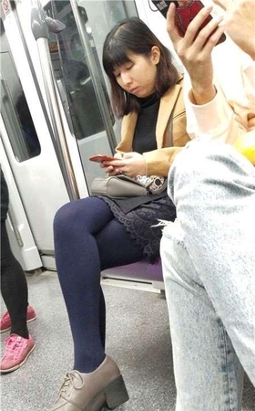 4k-地铁上的极品黑丝美腿性感美女