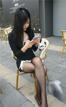 漂亮的黑丝美女